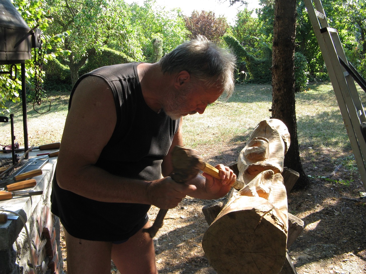 Ez egy cseresznye törzs, Apuval együtt ültettük kb 50 évvel ezelőtt, ettük évekig a cseresznyéjét, becsületben, lábon halt meg, most egy szobrot faragok belőle. Hát igen, mi sem élünk örökké, a Gyertyák (is) Csonkig Égnek&hellip; (Márai Sándor)